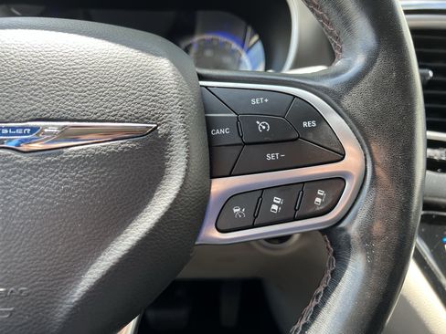 Used 2020 Chrysler Pacifica Touring-L w/ Advanced Safetytec Group FWD image 20