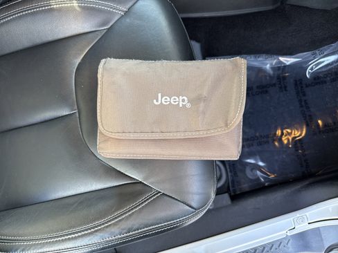 Used 2017 Jeep Wrangler Unlimited Sahara w/ Connectivity Group AWD/4WD image 33