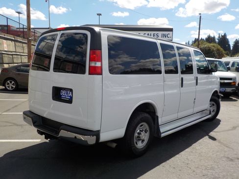 Used 2017 Chevrolet Express 3500 LT w/ LT Preferred Equipment Group RWD image 7