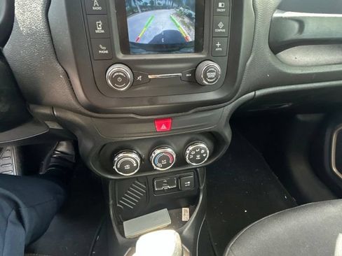 Used 2017 Jeep Renegade Latitude FWD image 5