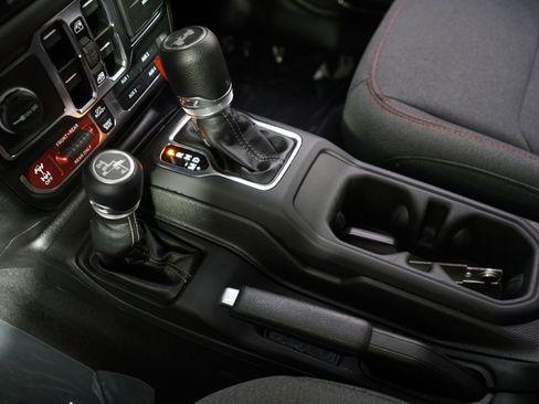 Used 2025 Jeep Wrangler Unlimited Rubicon AWD/4WD image 32