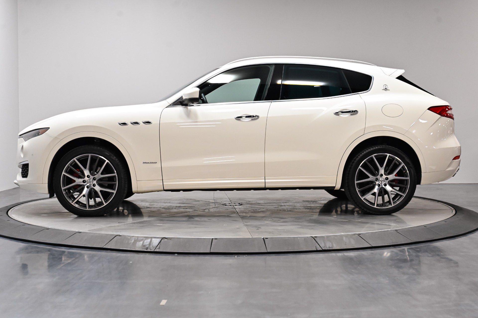 Used 2020 Maserati Levante GranLusso AWD/4WD image 12