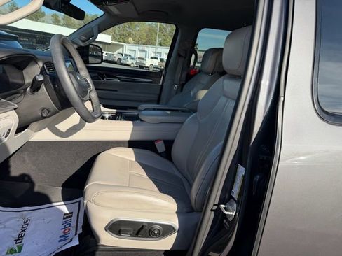 Used 2022 Jeep Wagoneer Series II w/ Rear Seat Video Group 1 image 16