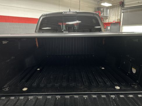 Used 2019 Toyota Tacoma TRD Off-Road w/ Technology Package AWD/4WD image 32