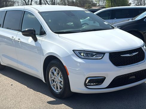 New 2026 Chrysler Pacifica Select image 3