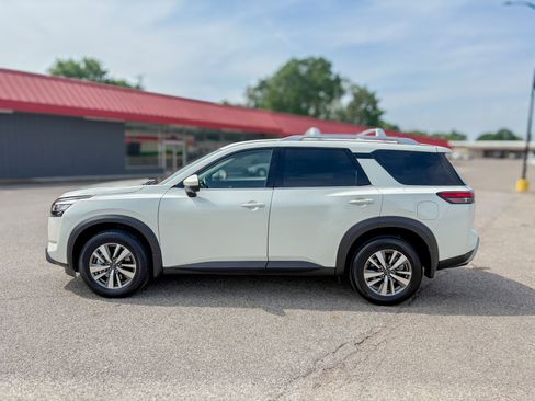 Used 2023 Nissan Pathfinder SL w/ Black Appearance Package AWD/4WD image 11