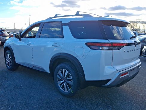 New 2025 Nissan Pathfinder SL image 3
