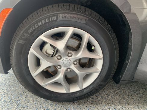 Used 2019 Chrysler Pacifica Touring Plus w/ Tire & Wheel Group FWD image 35