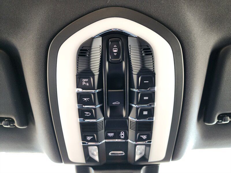 Used 2022 Porsche Macan AWD/4WD image 56
