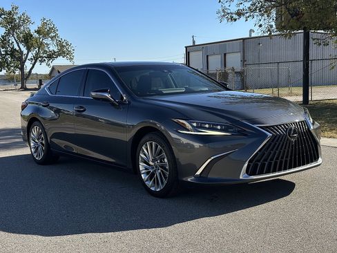 Used 2023 Lexus ES 300h Ultra Luxury image 10