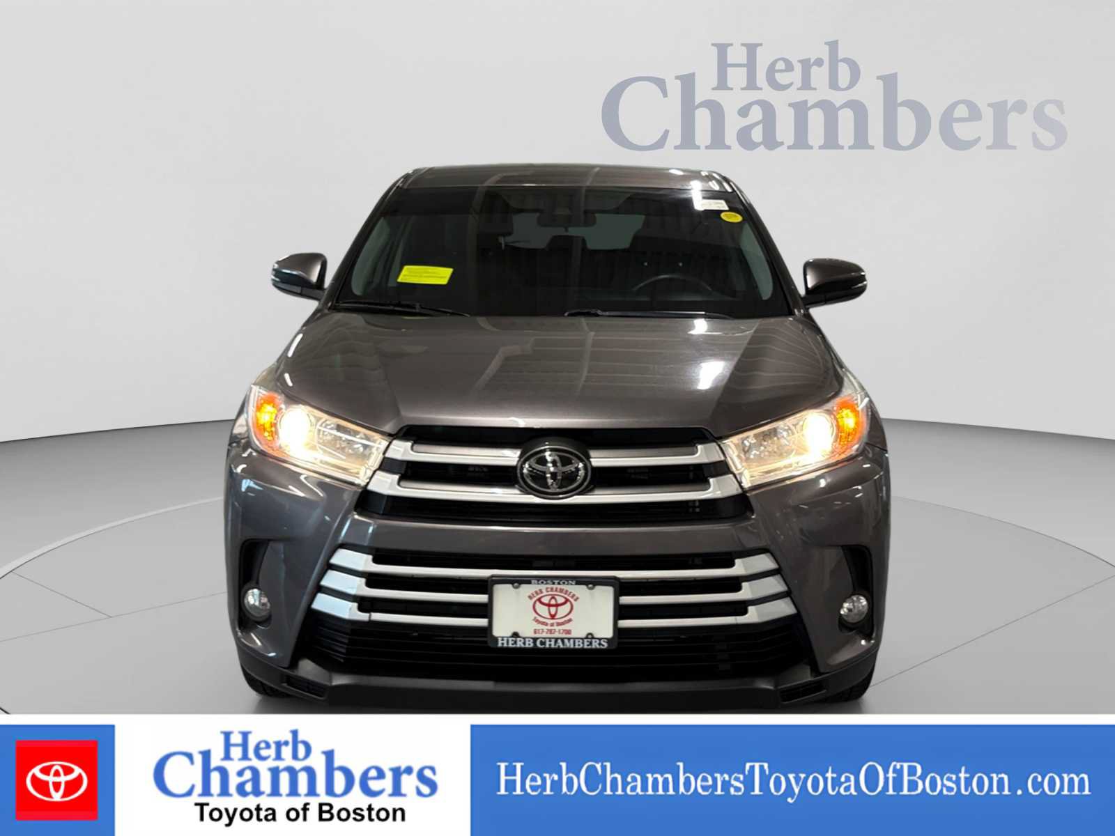 Used 2019 Toyota Highlander LE AWD/4WD image 2