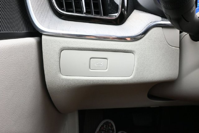 Used 2024 Volvo XC60 B5 Plus w/ Protection Package Premier AWD/4WD image 27