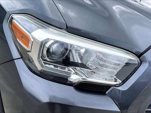 Used 2020 Toyota Tacoma TRD Off-Road AWD/4WD image 26