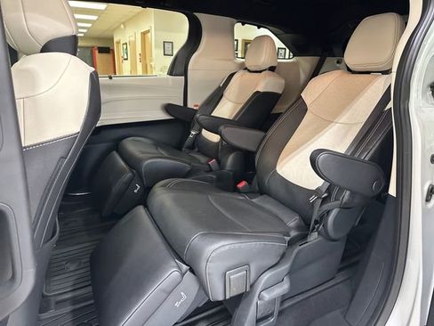 Used 2025 Toyota Sienna Limited image 11