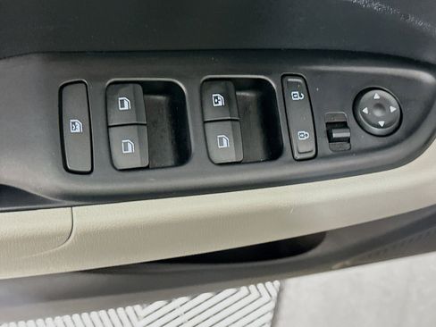 Used 2025 Hyundai Venue SEL image 15