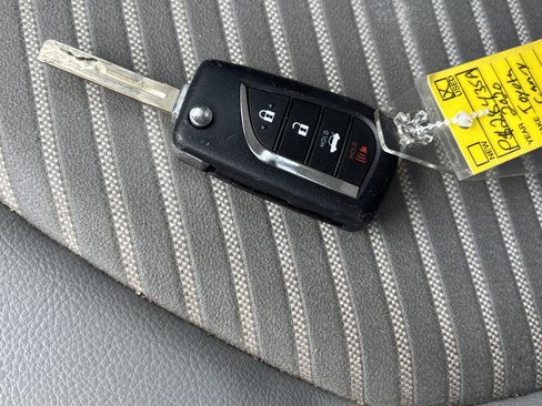Used 2020 Toyota Camry SE FWD image 18