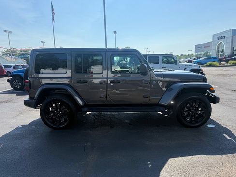 Used 2025 Jeep Wrangler Unlimited Sahara AWD/4WD image 2