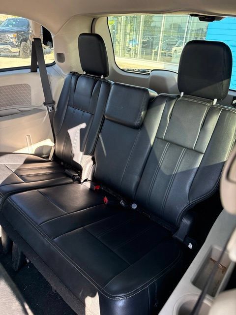 Used 2013 Chrysler Town & Country Touring FWD image 14