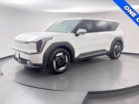 Used 2024 Kia EV9 Light Long Range RWD image 2