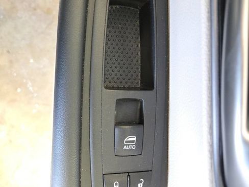 Used 2023 Chrysler Pacifica Touring-L FWD image 19