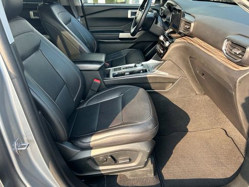 Used 2023 Ford Explorer Limited image 17