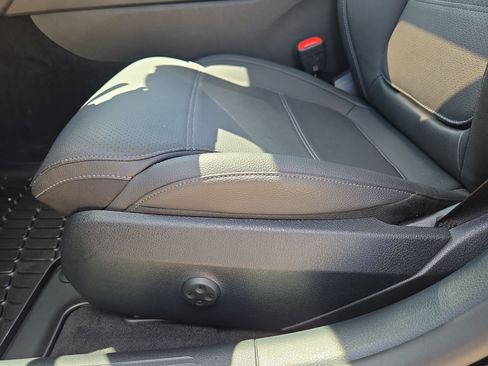 Used 2025 Mercedes-Benz C 300 Sedan image 17