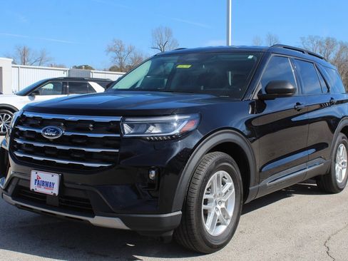 Used 2025 Ford Explorer Active w/ Active Comfort Package image 3