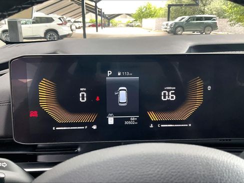Used 2025 Kia Carnival FWD image 25