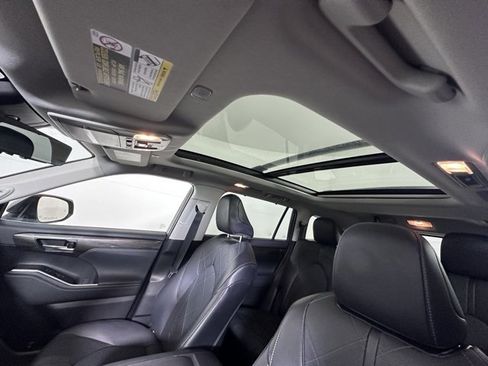 Used 2023 Toyota Highlander Platinum image 24