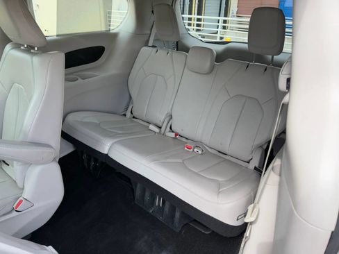 Used 2018 Chrysler Pacifica Touring-L FWD image 15