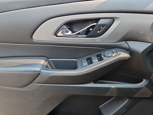 Used 2021 Chevrolet Traverse LS FWD image 12