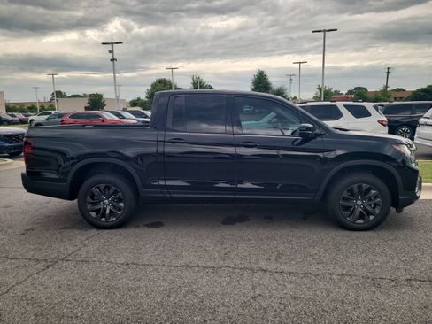 Used 2025 Honda Ridgeline Sport image 2