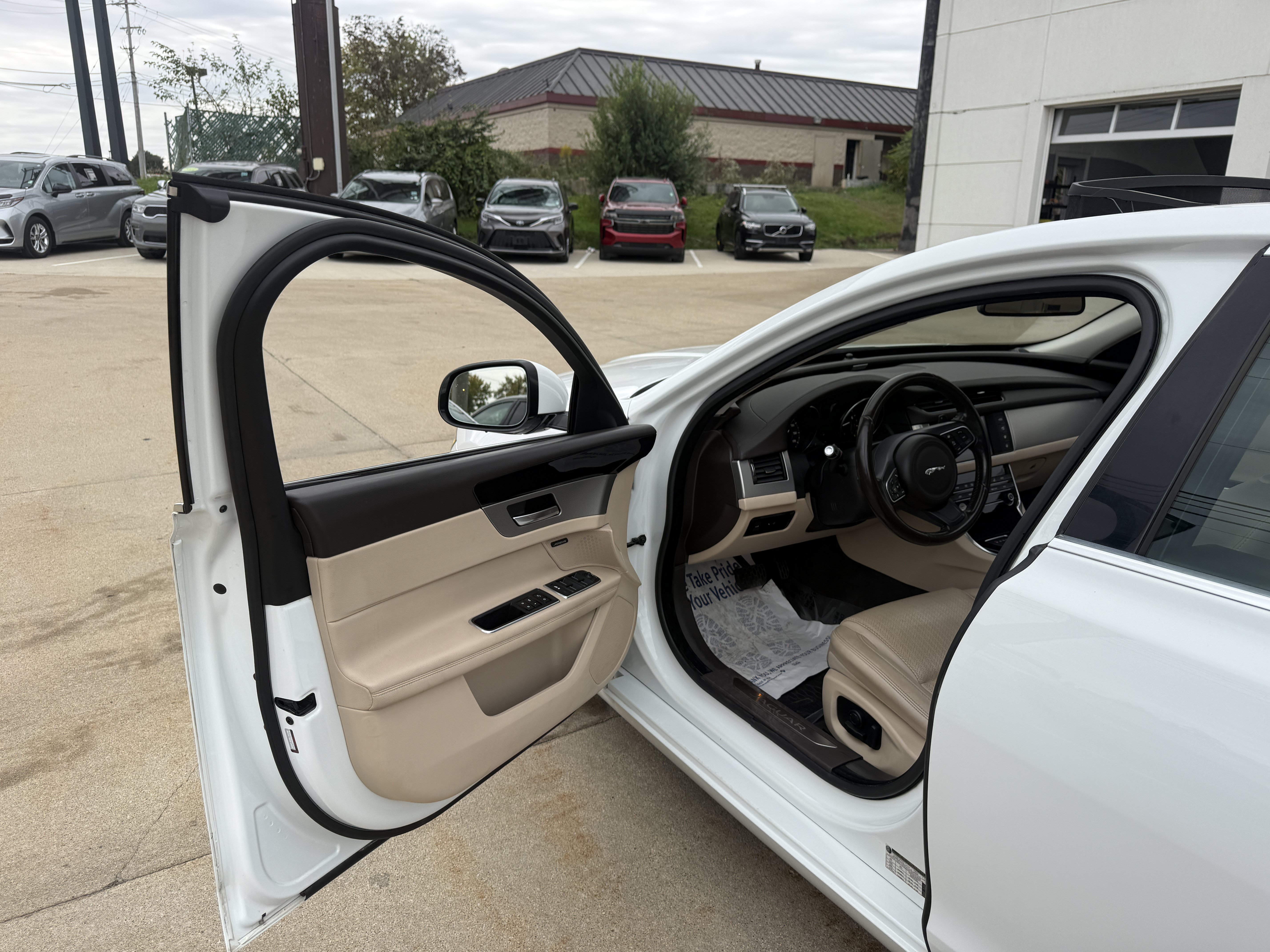 Used 2017 Jaguar XF Prestige AWD/4WD image 8