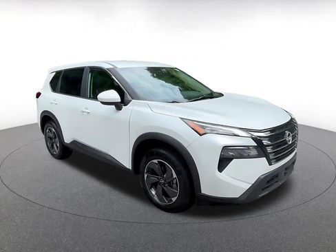 Used 2025 Nissan Rogue SV FWD image 2