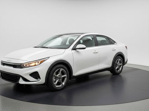 Used 2025 Kia K4 LXS image 3