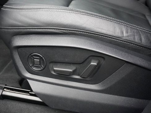 Used 2023 Audi Q8 Premium image 28