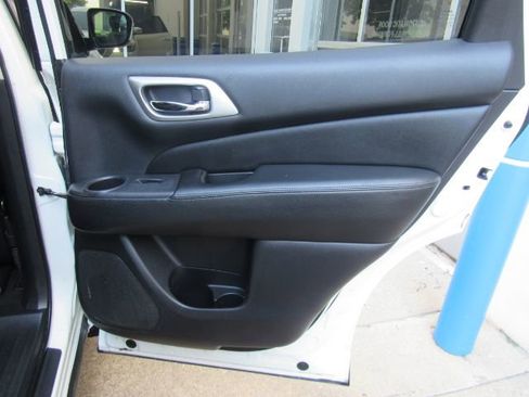 Used 2020 Nissan Pathfinder SV image 21