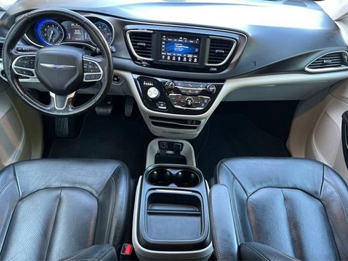 Used 2020 Chrysler Pacifica Touring-L image 14