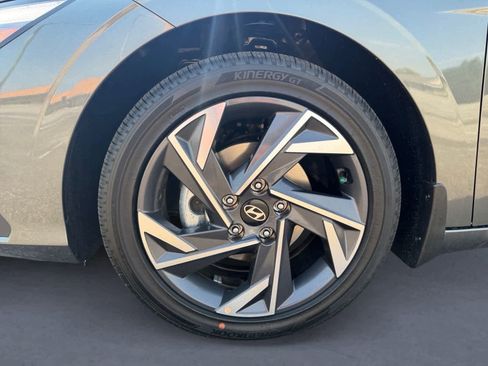 New 2025 Hyundai Elantra SEL image 9