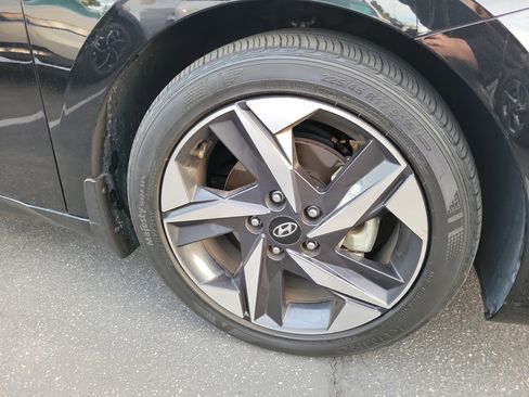 Used 2023 Hyundai Elantra Limited image 4