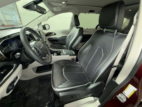 Used 2023 Chrysler Pacifica Limited image 13