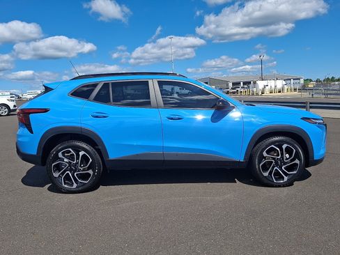 Used 2024 Chevrolet Trax RS w/ Sunroof Package FWD image 7