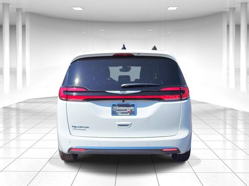 New 2026 Chrysler Pacifica Select image 4