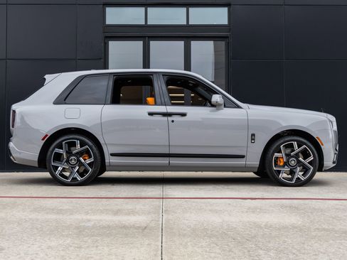 New 2026 Rolls-Royce Cullinan Black Badge image 12