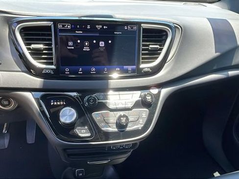 Used 2025 Chrysler Pacifica Select FWD image 16