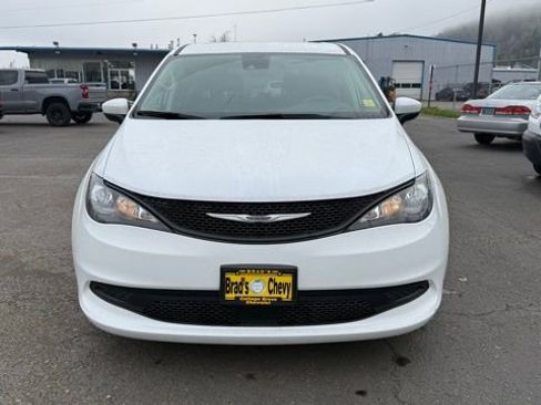 Used 2023 Chrysler Voyager LX image 2