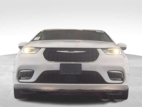 Used 2023 Chrysler Pacifica Touring-L FWD image 3