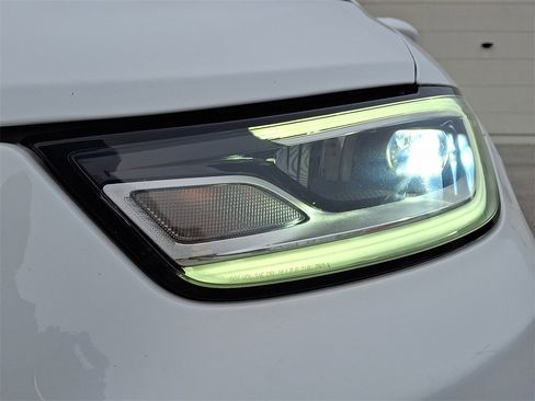 Used 2023 Chrysler Pacifica Touring-L image 12