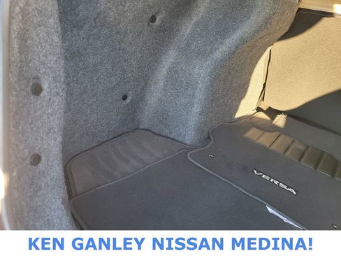 Used 2022 Nissan Versa SR w/ Convenience Package image 42