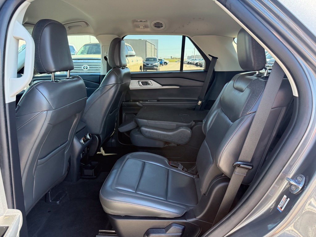 Used 2025 Ford Explorer Active w/ Active Comfort Package RWD image 7